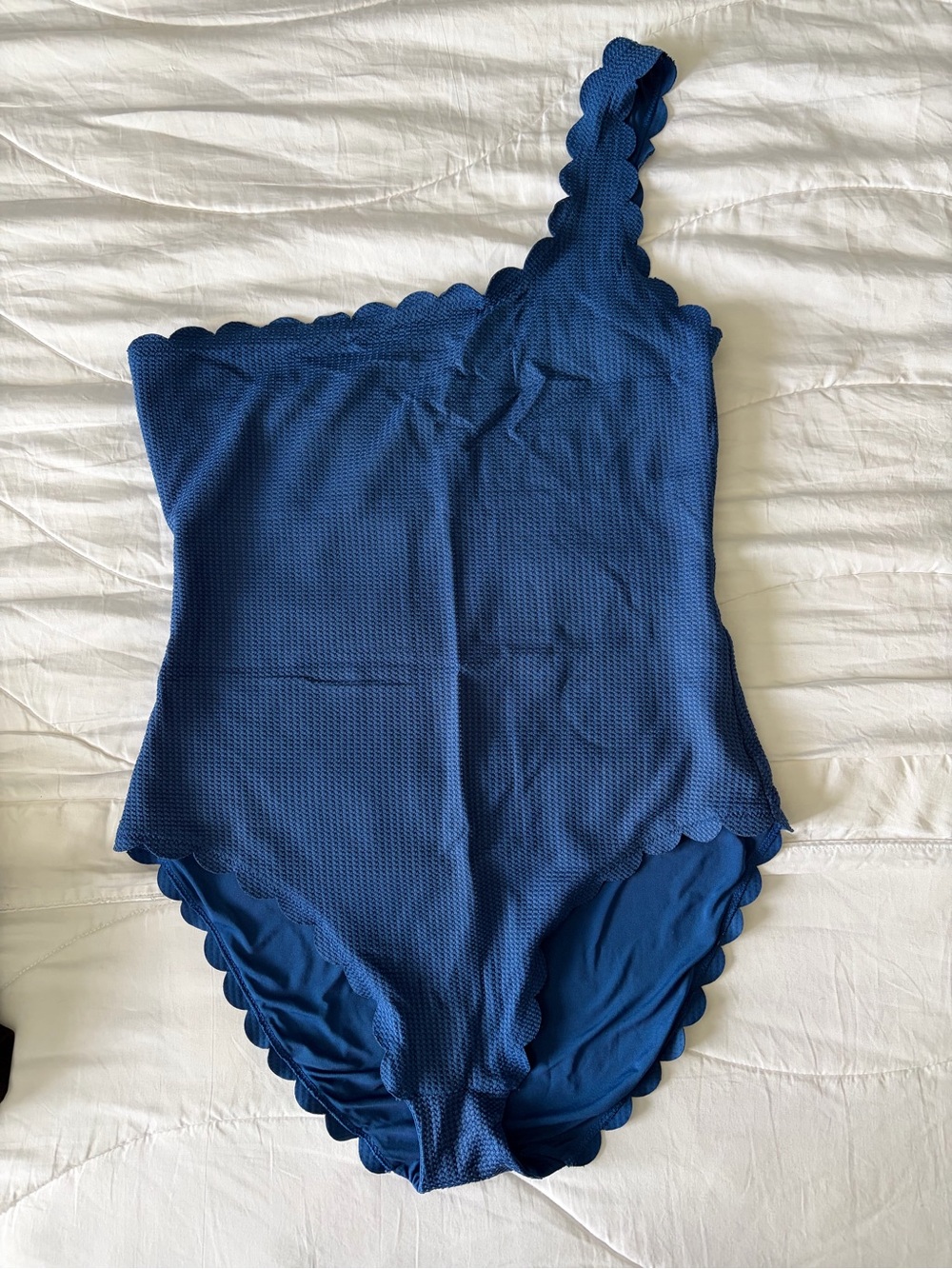 Scalloped One-Shoulder swimsuit